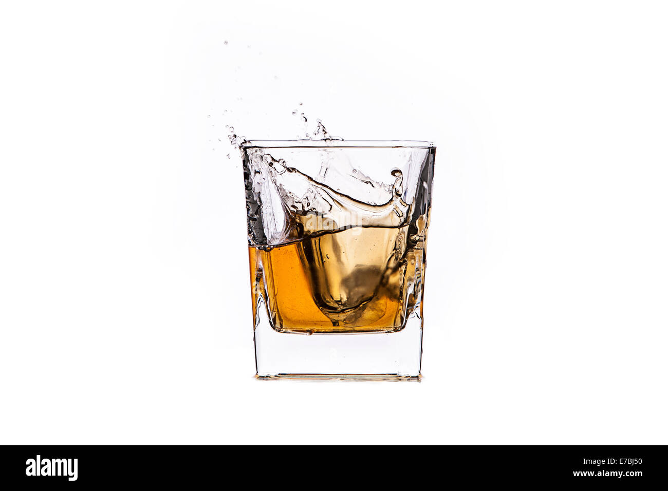 Whiskey sur glace, avec des cubes de glace des éclaboussures sur un fond blanc Banque D'Images