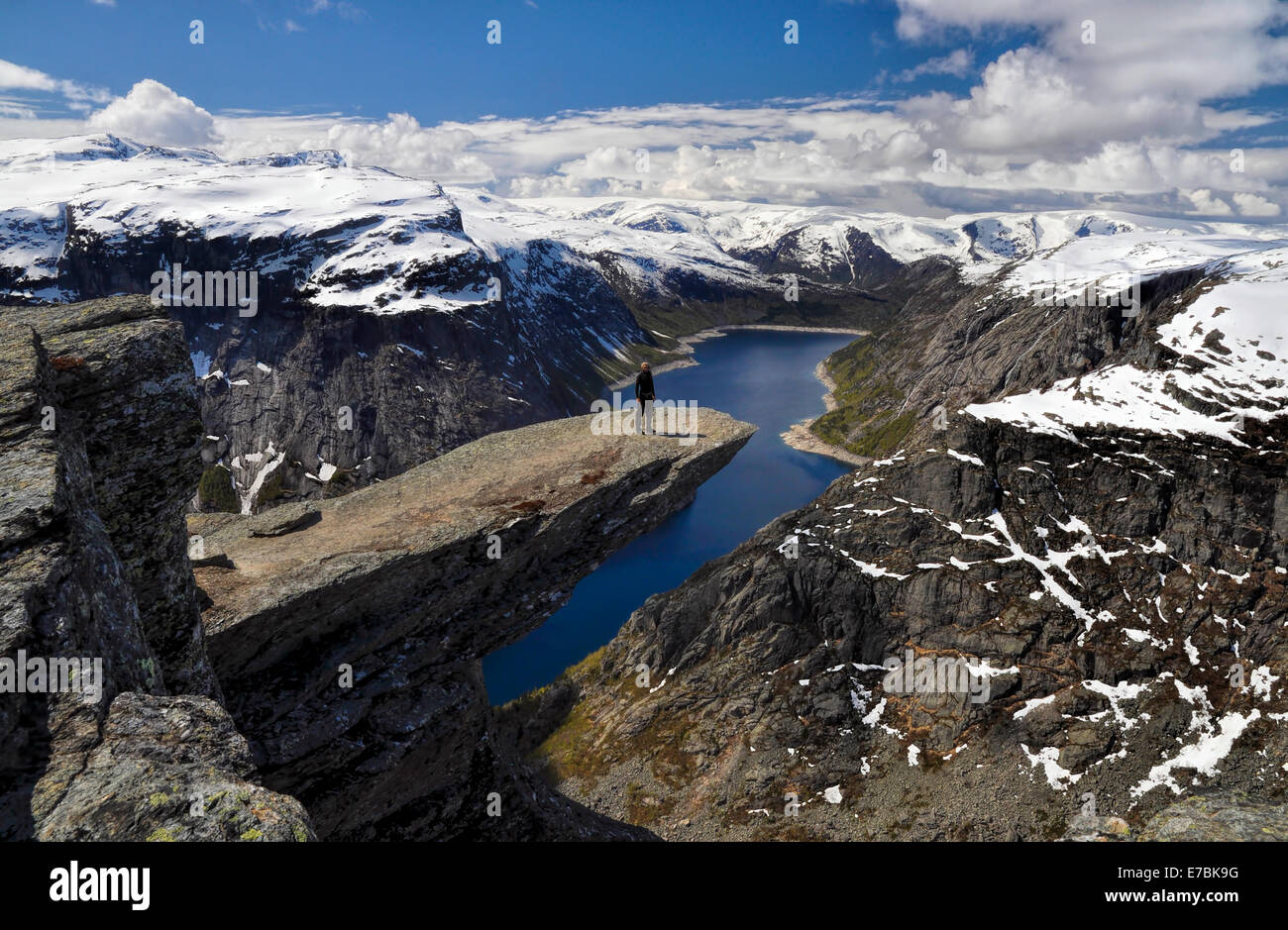 Randonneur admirant la vue de Trolltunga en Norvège après un long voyage Banque D'Images