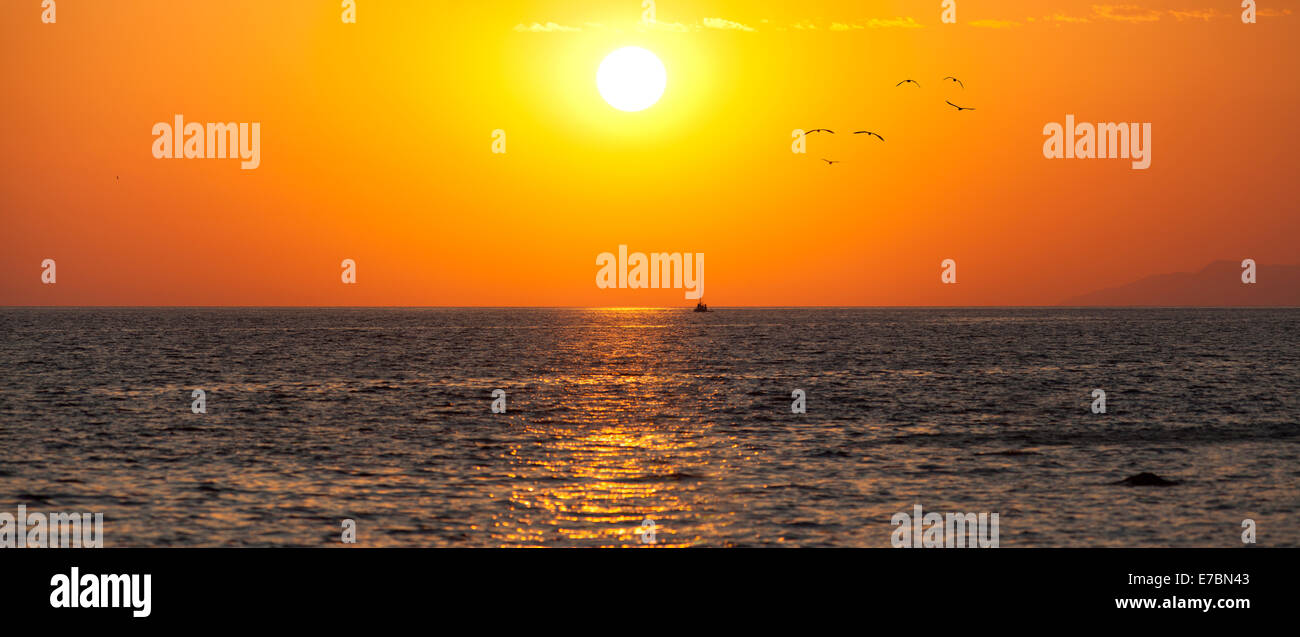 Amazin aube fond avec bateau et seaguls Banque D'Images