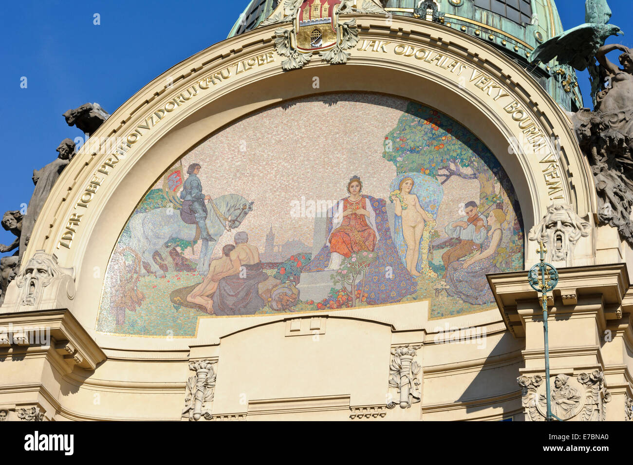 La belle et fresques colorées sur l'avant de la salle municipale de la ville de Prague, République tchèque. Banque D'Images