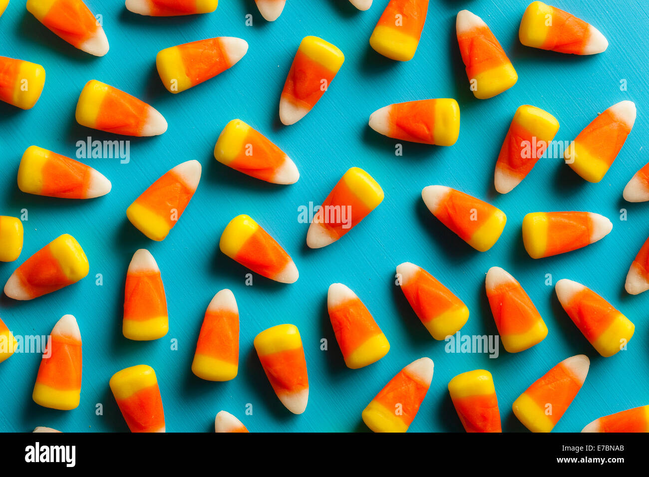 Maïs Bonbons colorés pour l'Halloween sur un arrière-plan Banque D'Images