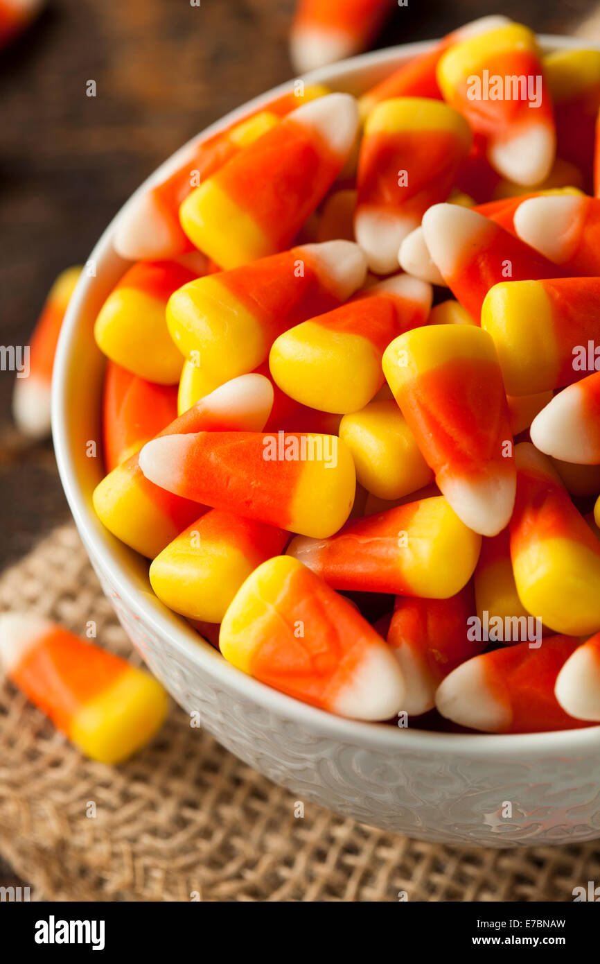 Maïs Bonbons colorés pour l'Halloween sur un arrière-plan Banque D'Images