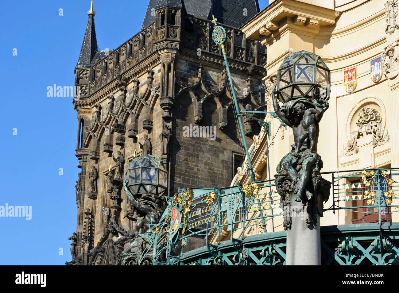 Les éclairages avec sculpture de la Mairie avec l'Powergate derrière, Prague, République tchèque. Banque D'Images