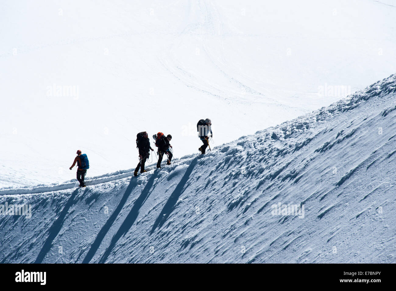 Les marcheurs approche de l'Aiguille du Midi, Chamonix, Alpes, France Banque D'Images