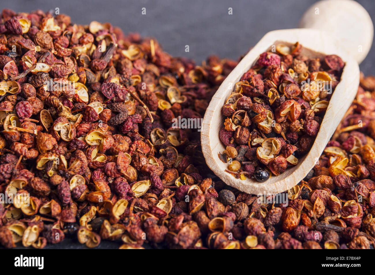 Pelle en bois avec des grains de poivre de Séchouan - poivre de Sichuan Banque D'Images