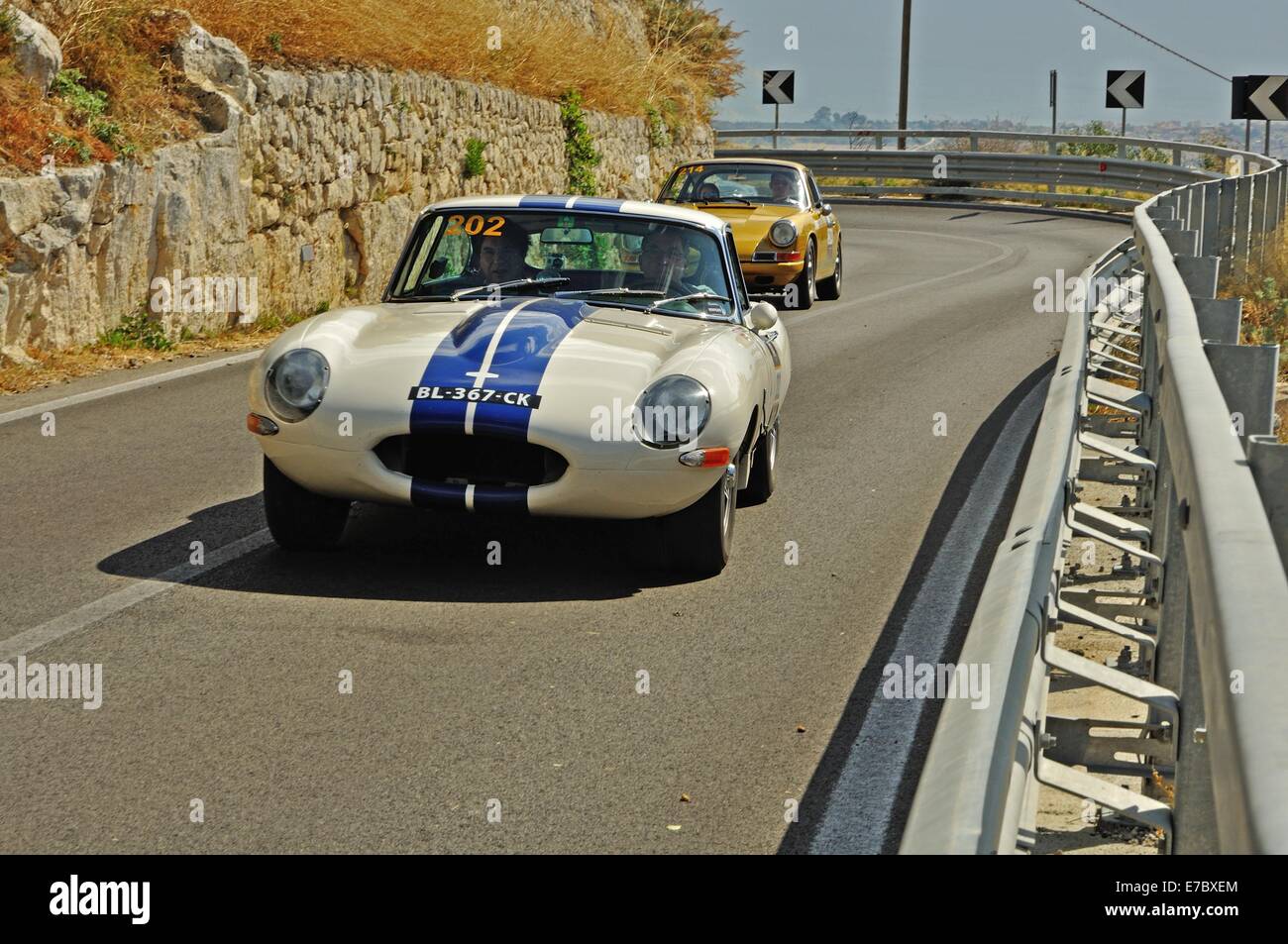 Jaguar et Porsche Course sur route sur route de montagne sur la Targa Florio Banque D'Images