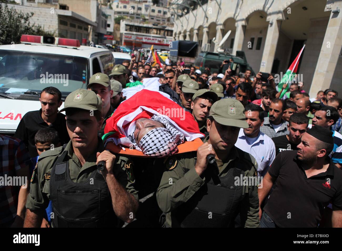 Hébron, une prison israélienne plus tôt cette semaine. Sep 12, 2014. Transporter le corps du défunt de Raed palestinien al-Jaabari, qui est mort dans une prison israélienne plus tôt cette semaine, lors de ses funérailles dans la ville de Cisjordanie d'Hébron, le 12 septembre 2014. Blâmé les Palestiniens en Israël pour la mort de Al-Jaabari causé par un coup sévère sur sa tête pendant son séjour dans la prison, mais les autorités israéliennes a dit qu'il s'est pendu. Credit : Mamoun Wazwaz/Xinhua/Alamy Live News Banque D'Images