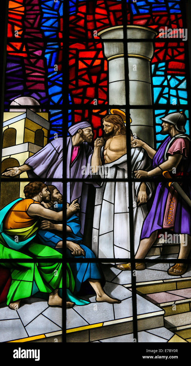 Vitrail représentant Jésus accusé devant Ponce Pilate Banque D'Images