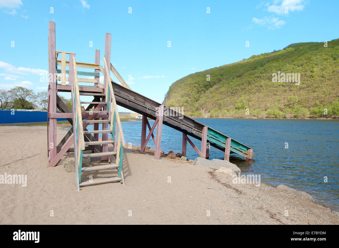 Toboggan de jeu en bois, lac Schuchie (eng. Pike Lake), Rudnaya Pristan, Primorye, Extrême-Orient, Russie Banque D'Images
