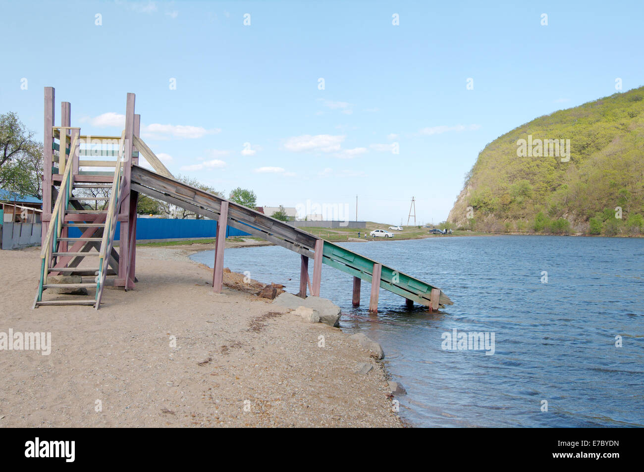 Toboggan de jeu en bois, lac Schuchie (eng. Pike Lake), Rudnaya Pristan, Primorye, Extrême-Orient, Russie Banque D'Images