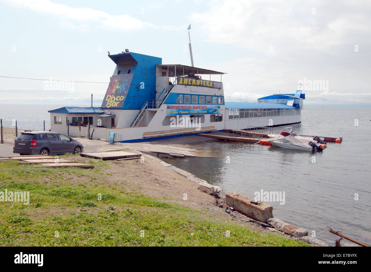 Navire près de la jetée. Vladivostok, Extrême-Orient, Territoire De Primorye, Fédération De Russie Banque D'Images
