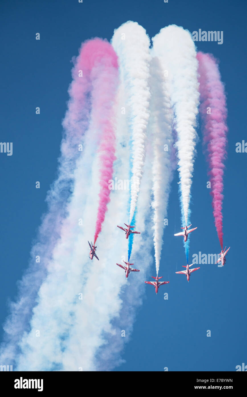 Morges, Suisse - 6 SEPTEMBRE : Vol de flèches rouges RAF Aerobatic Team en formation serrée sur l'AIR14 aéronautique à Payerne Banque D'Images