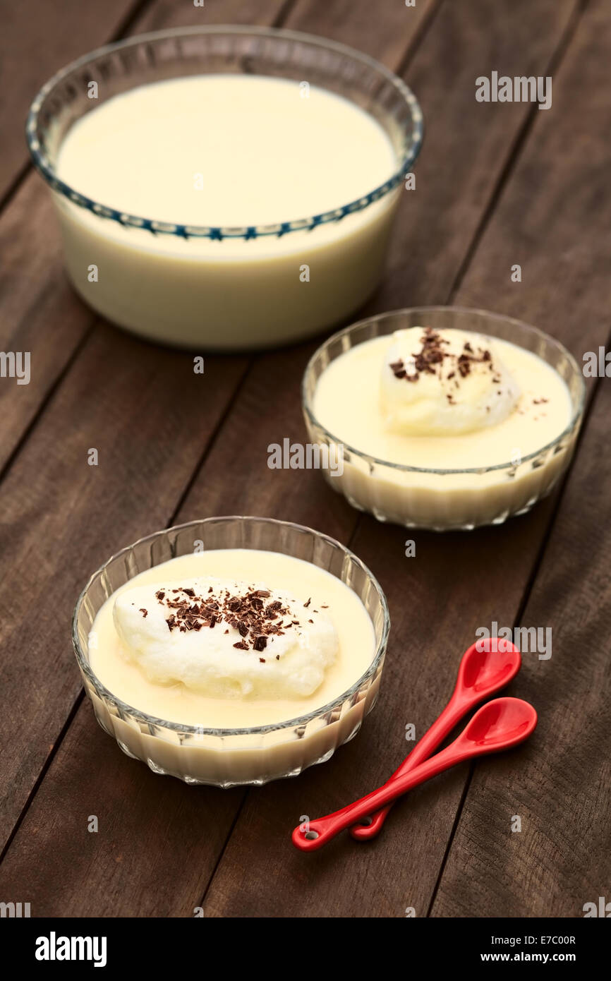 L'Île flottante, un dessert européen d'origine française appelée Oeufs a la neige en français, en hongrois (Madartej Lait d'oiseau) Banque D'Images