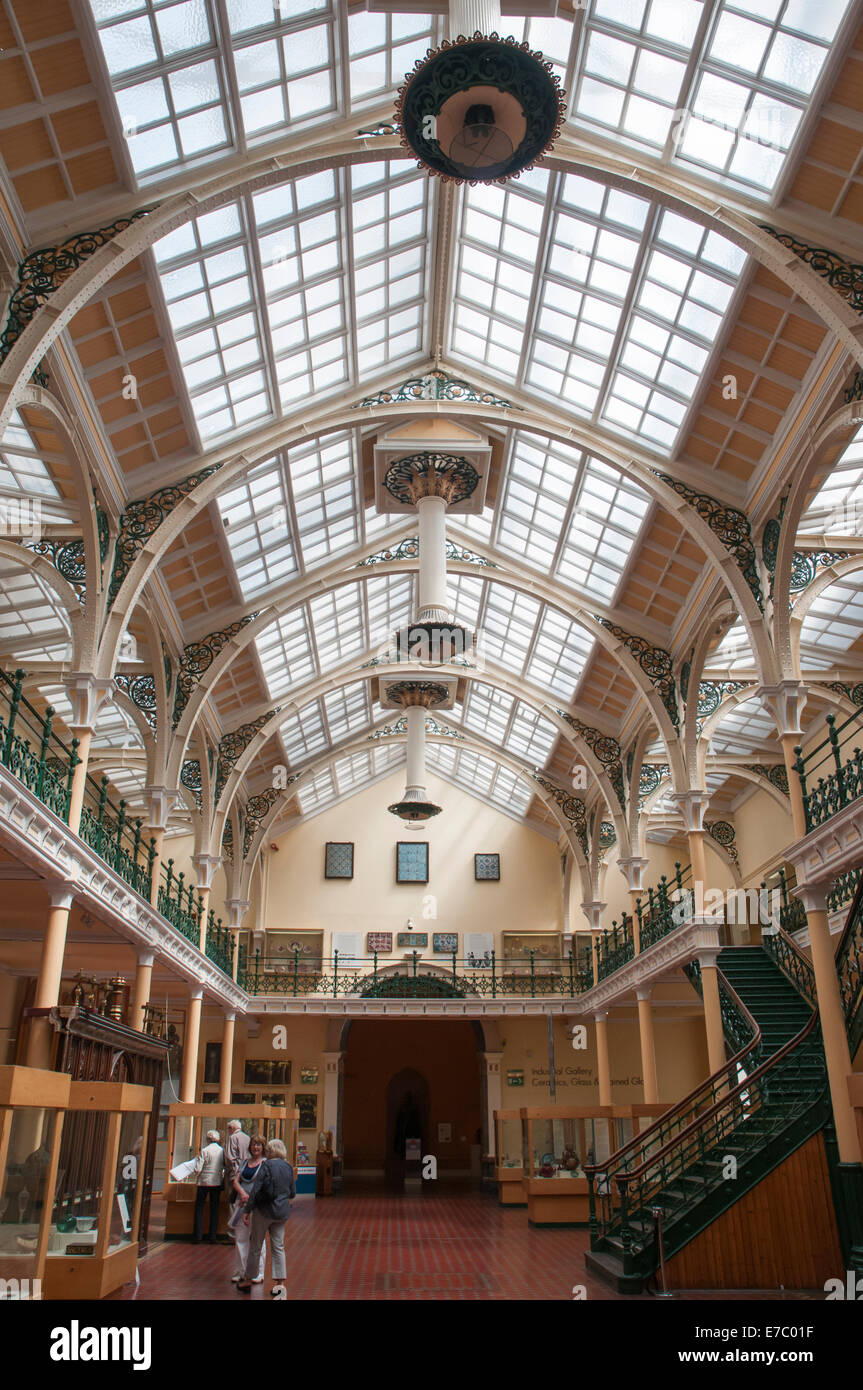 Intérieur d'une galerie à la Birmingham Museum and Art Gallery, Angleterre Banque D'Images