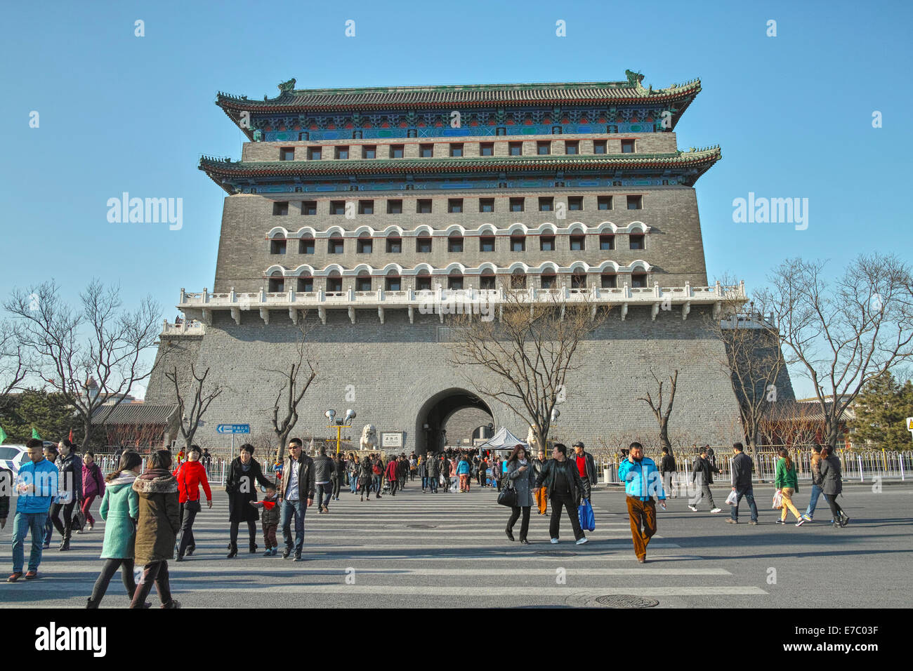 Les gens passent à travers la porte de la tour de Qianmen Banque D'Images