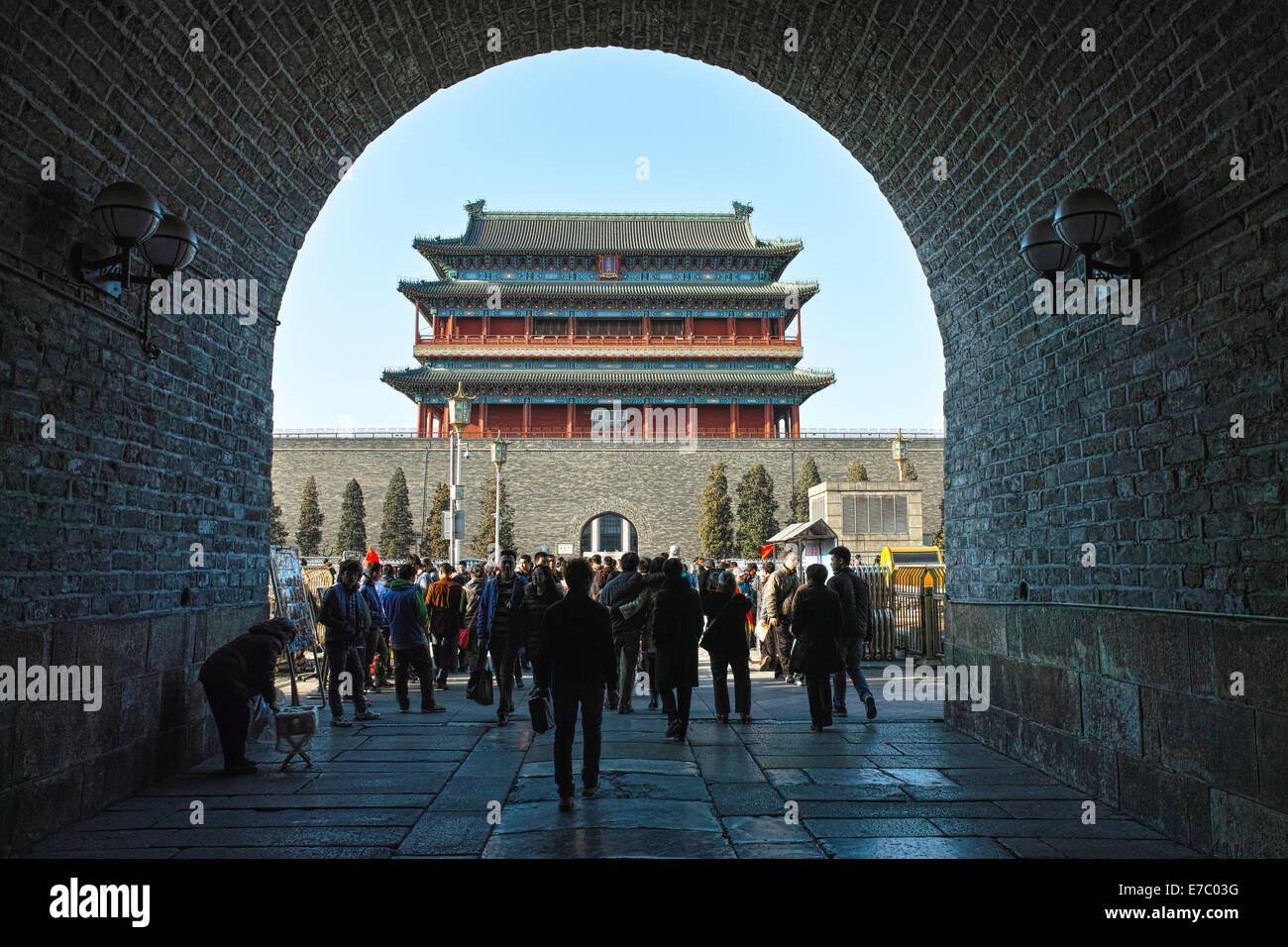 Les gens passent à travers la porte de la tour de Qianmen Banque D'Images