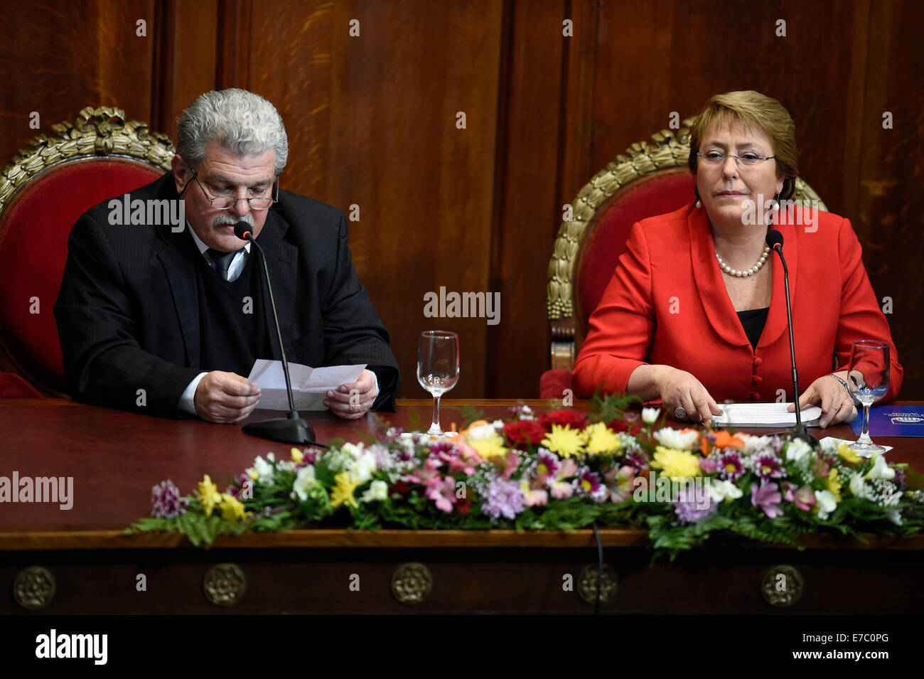 Montevideo. Sep 12, 2014. La Présidente du Chili Michelle Bachelet (R) rencontre Vice-recteur de l'Uruguay à la Calabre Hugo Université de la République à Montevideo, au cours de l'Bachelet visite officielle dans le pays le 12 septembre, 2014. © Nicolas Celaya/Xinhua/Alamy Live News Banque D'Images