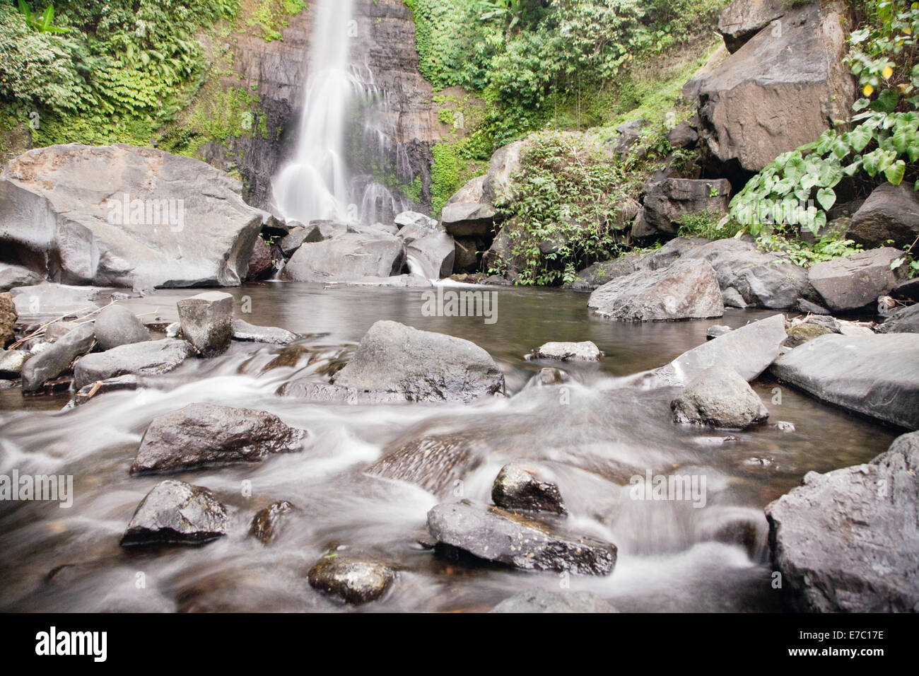 Cascade de gitgit dans les montagnes centrales de Bali, Indonésie, est un spectacle à voir ! Banque D'Images
