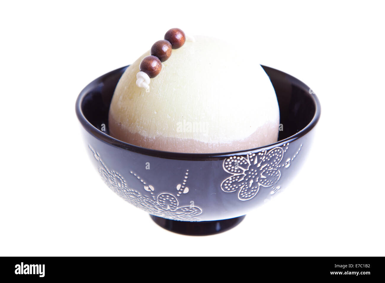 Bougie vanille en noir tasse isolée en fond blanc Banque D'Images