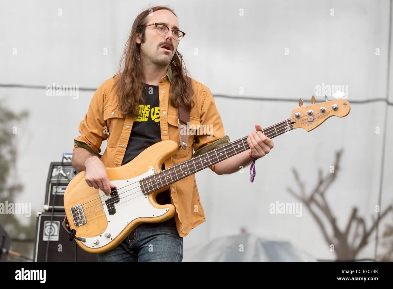 Chicago, Illinois, USA. Sep 12, 2014. Le bassiste Bill Stevenson de la bande Black Joe Lewis & The Honeybears effectue live 2014 Riot Fest festival de musique au Humboldt Park à Chicago, Illinois Crédit : Daniel DeSlover/ZUMA/Alamy Fil Live News Banque D'Images