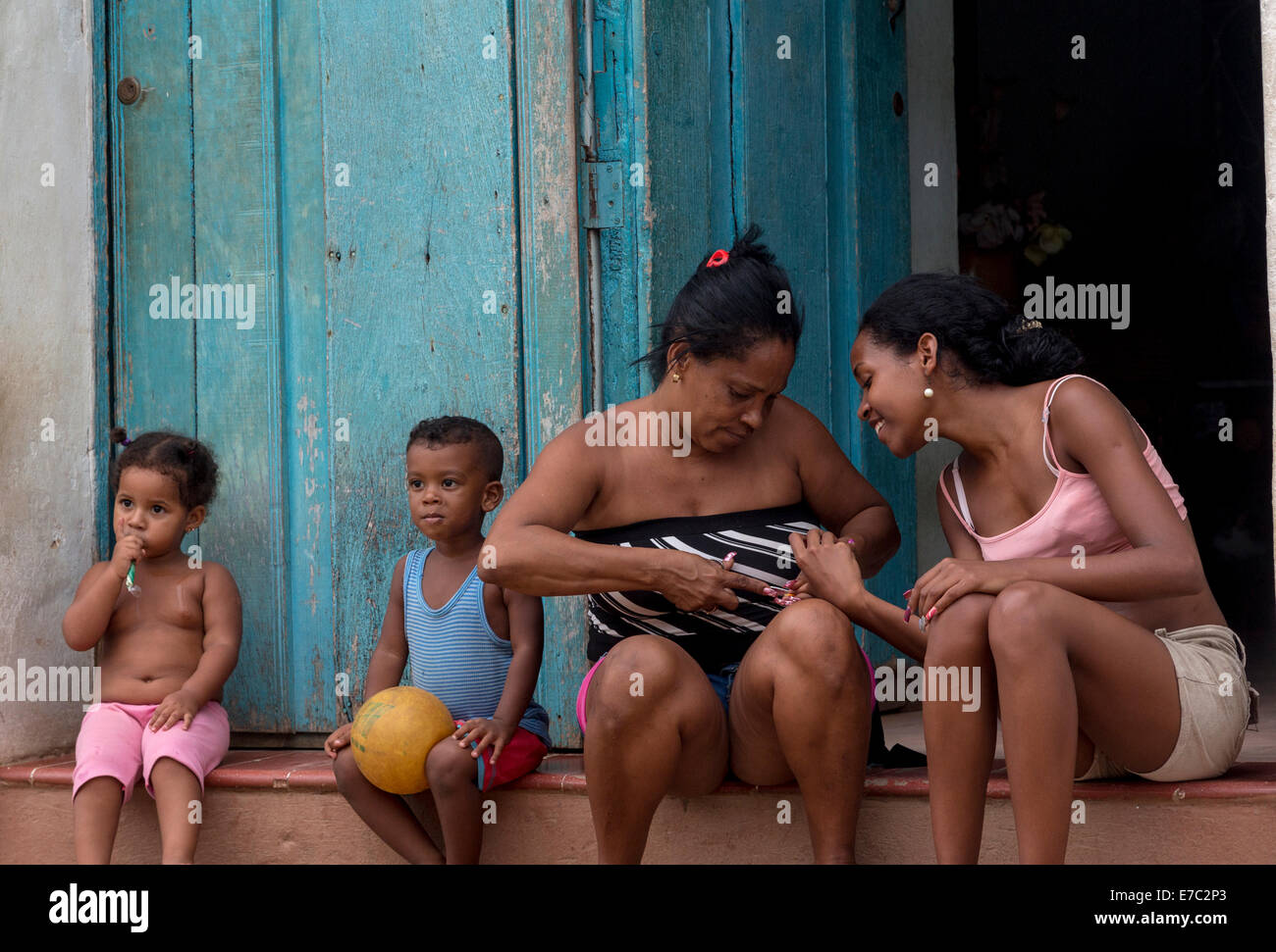 Articles pour la femme plus âgée, un plus jeune sur le démarchage, Trinidad, Cuba Banque D'Images