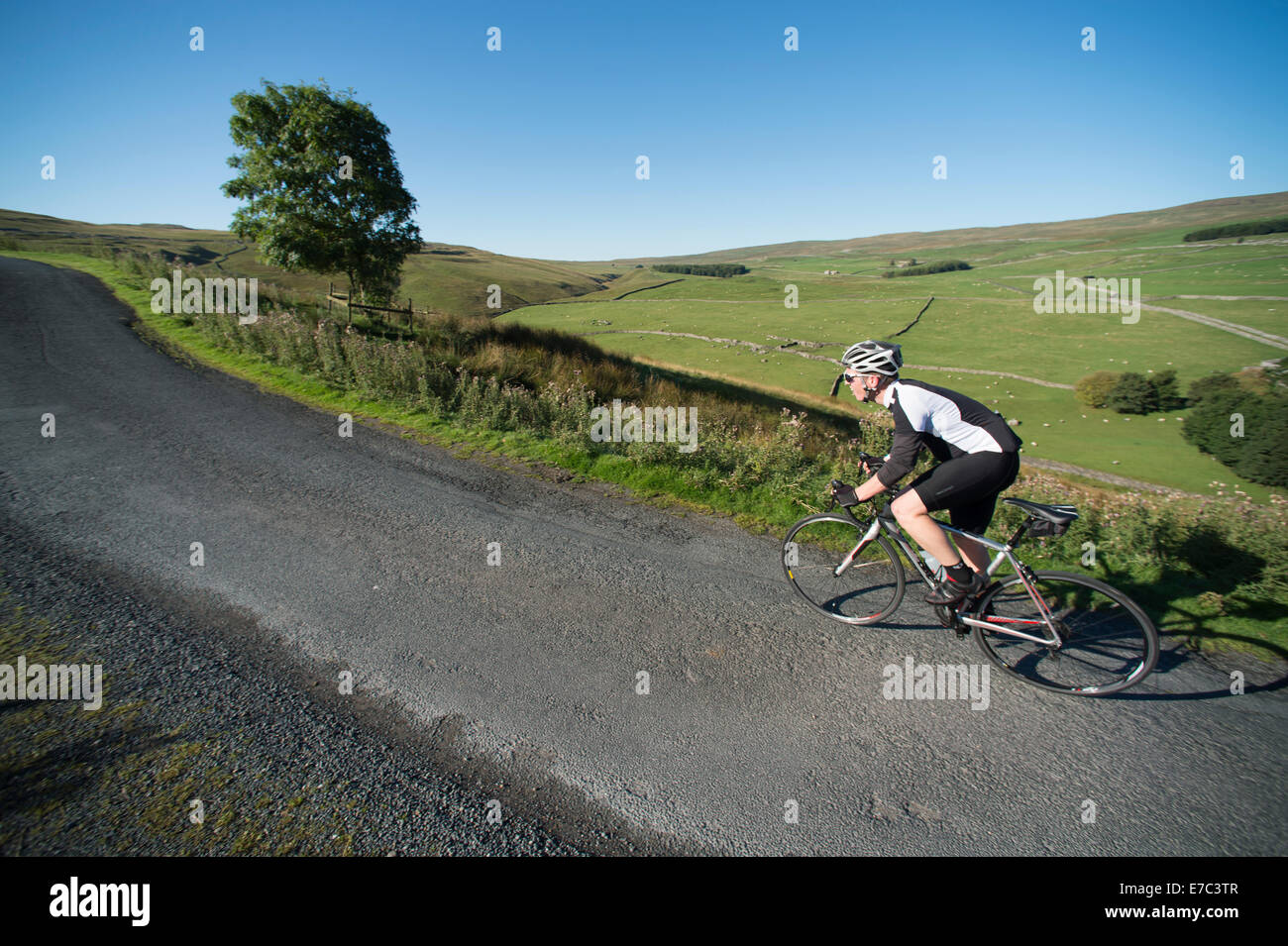 Randonnées cycliste une forte pente dans le Yorkshire Dales National Park Banque D'Images