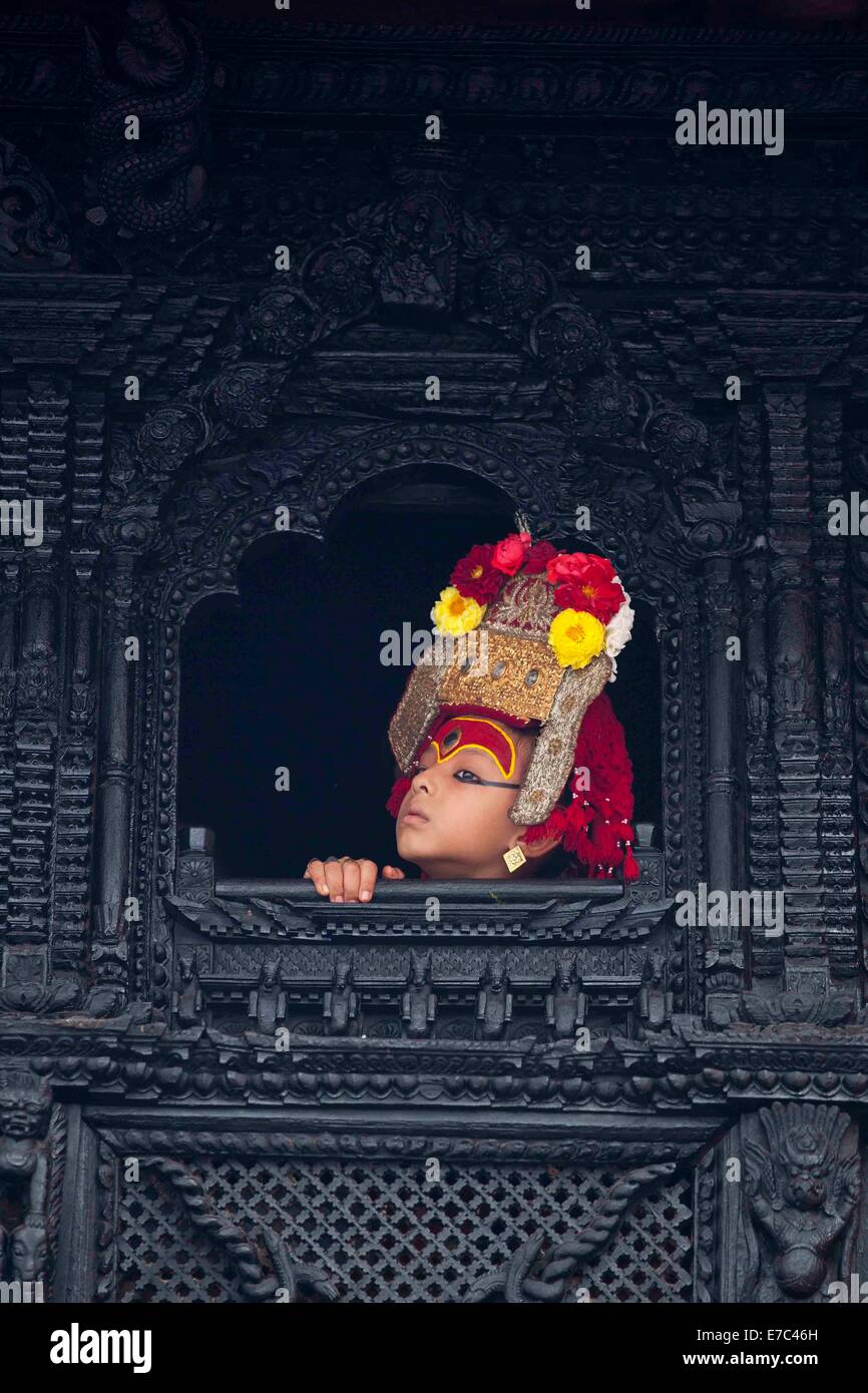 Katmandou, Népal. Sep 12, 2014. Dieu Vivant népalais sous la forme de Seigneur Ganesh(R) protecteur de déesse vivante Kumari regarde la danse du Kumari House le dernier jour de l'Indra Jatra festival à Basantapur Durbar Square, à Katmandou, au Népal, le 12 septembre, 2014. Au cours de l'Indra Jatra, l'un des plus grands festivals de Katmandou, chars de procession Kumari, Ganesh et Bhairav est observée. Credit : Pratap Thapa/Xinhua/Alamy Live News Banque D'Images