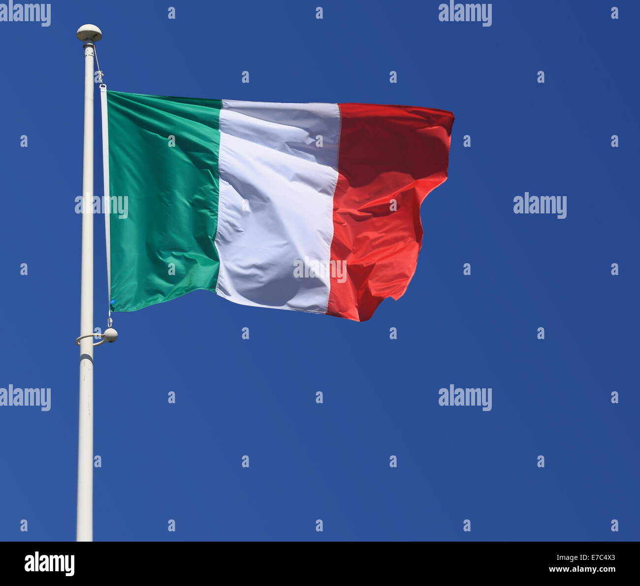 Italie drapeau sur ciel bleu, Close up Banque D'Images