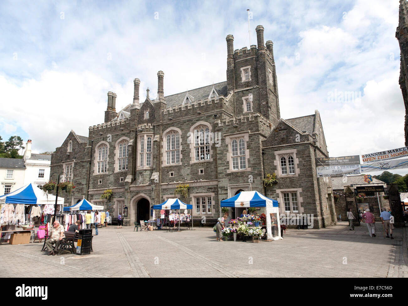 L'hôtel de ville conçu par l'architecte Edward Rundle construit en 1864 Bedford Square, Tavistock, Devon, Angleterre Banque D'Images