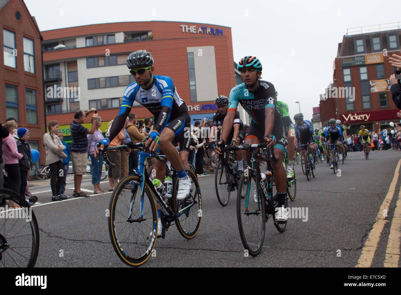 Farnborough, Royaume-Uni. 13 Sep, 2014. Début de la phase 7 du Tour de Grande-Bretagne (Camberley à Brighton) Crédit : Andrew Spiers/Alamy Live News Banque D'Images