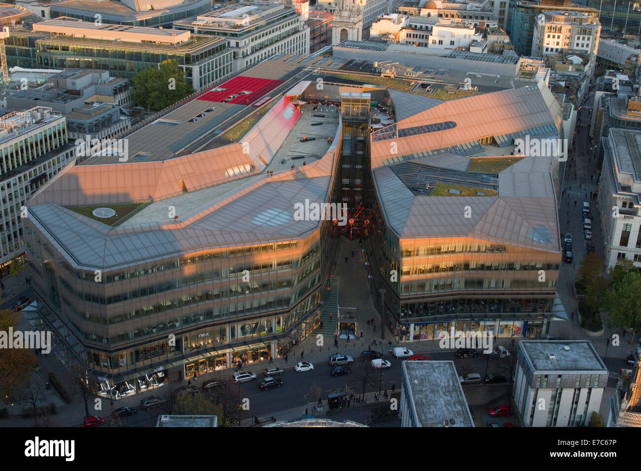 Un nouveau changement au coucher du soleil vu de la galerie dorée de la Cathédrale St Paul, à Londres, en Angleterre. Banque D'Images