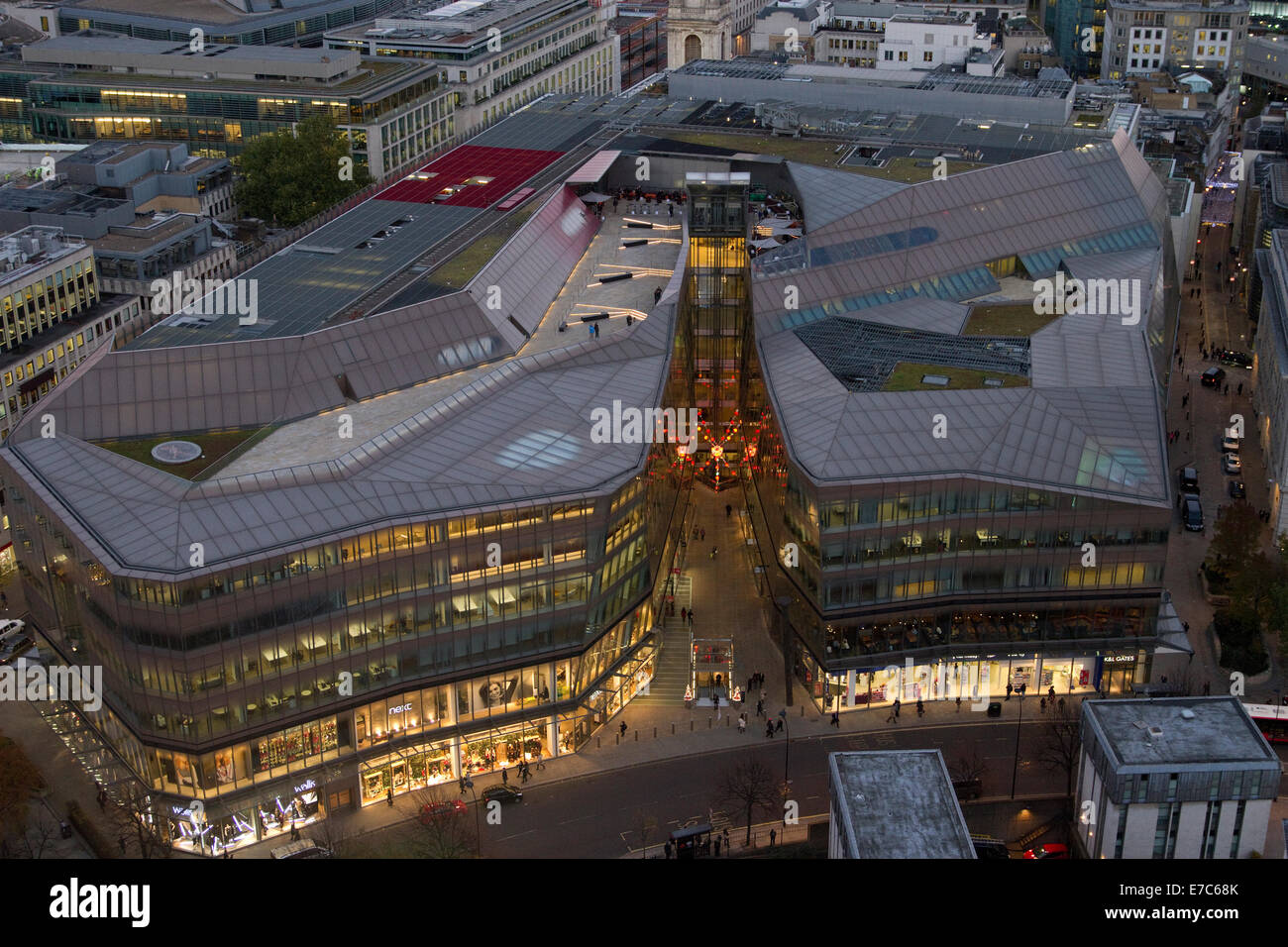 Un nouveau changement au crépuscule vue depuis la galerie dorée de la Cathédrale St Paul, à Londres, en Angleterre. Banque D'Images