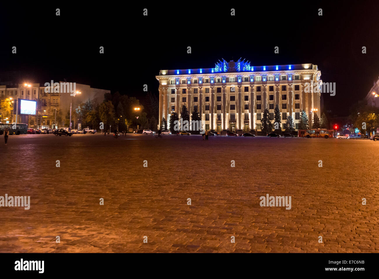 Palais du gouvernement à la place de la liberté à Kharkiv en soir Banque D'Images