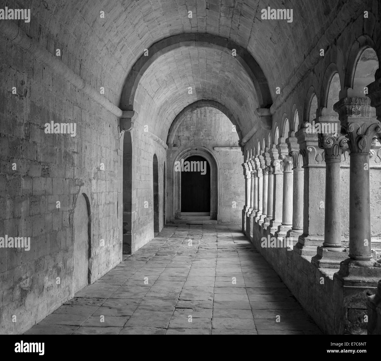 France, Provence. Abbaye de Sénanque du corridor de détail. Plus de 800 ans d'histoire dans cette photo. Banque D'Images