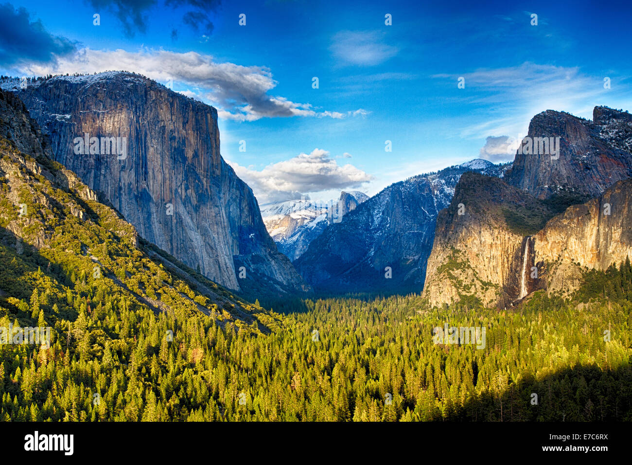 La vue sur la vallée de Yosemite à partir de l'entrée du tunnel de la vallée. Yosemite National Park, Californie Banque D'Images