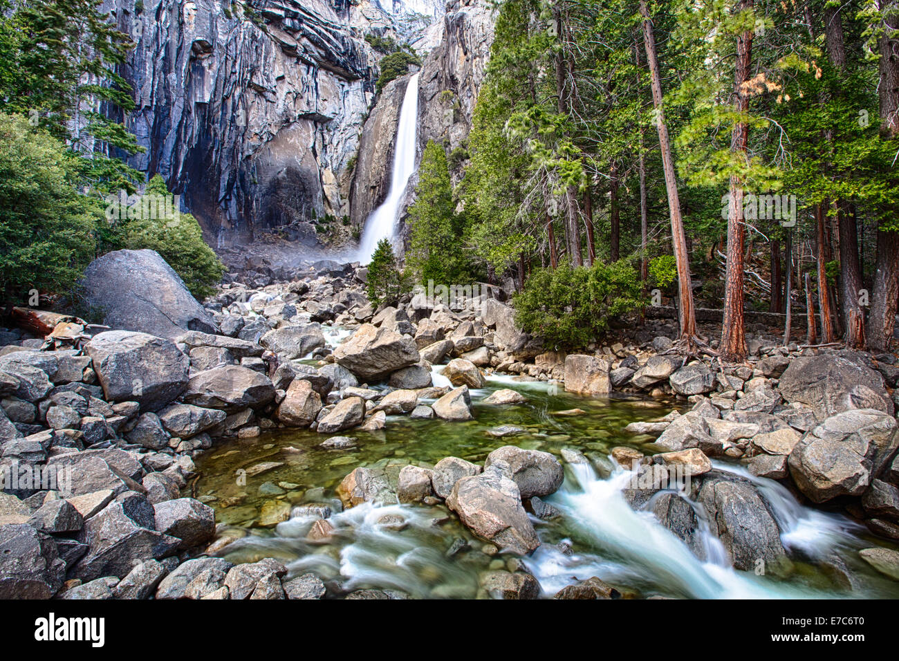 Yosemite Falls inférieur et les piscines ci-dessous. Le Parc National Yosemite. Banque D'Images