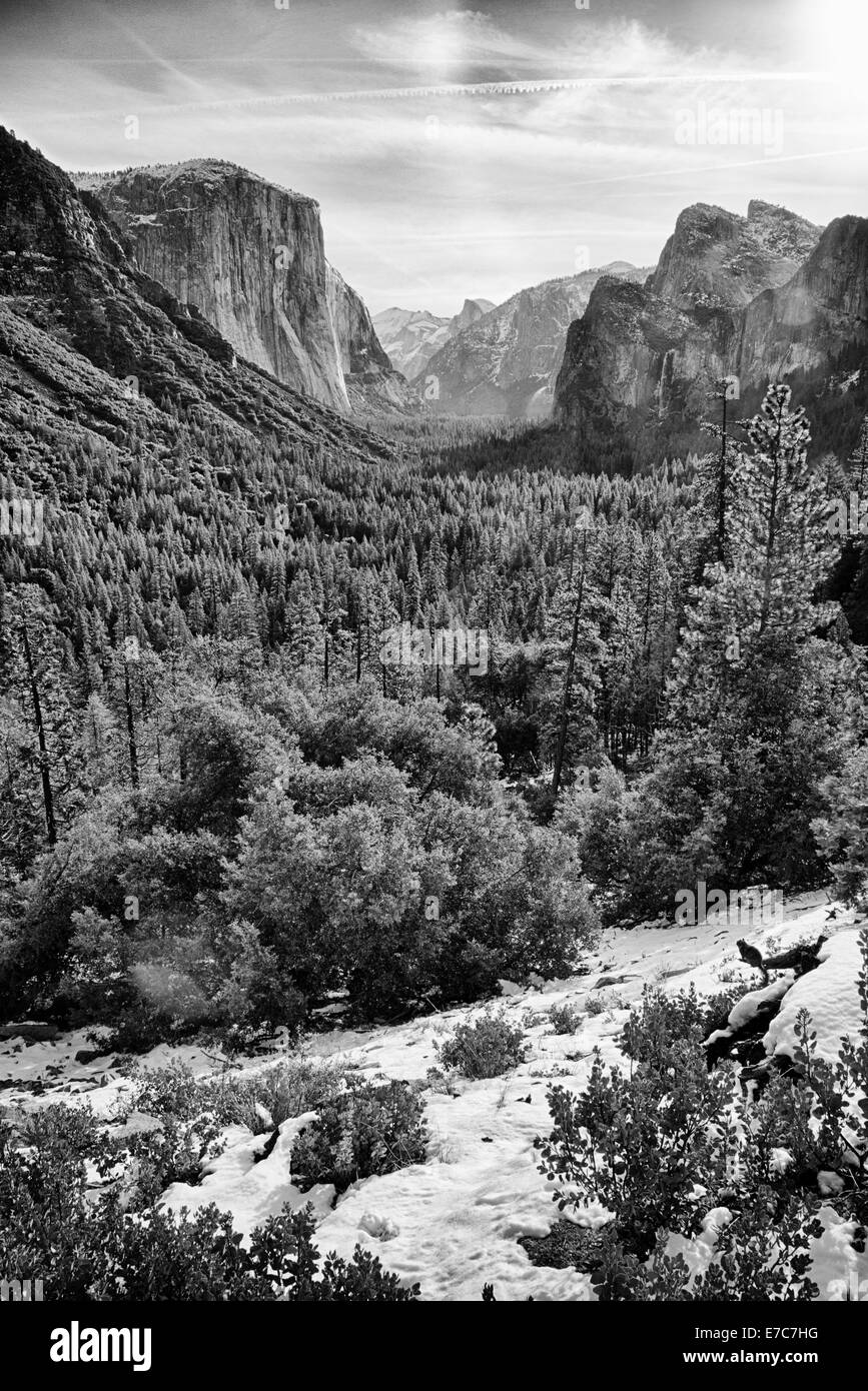La vue sur la vallée de Yosemite à partir de l'entrée du tunnel de la vallée. Yosemite National Park, Californie Banque D'Images