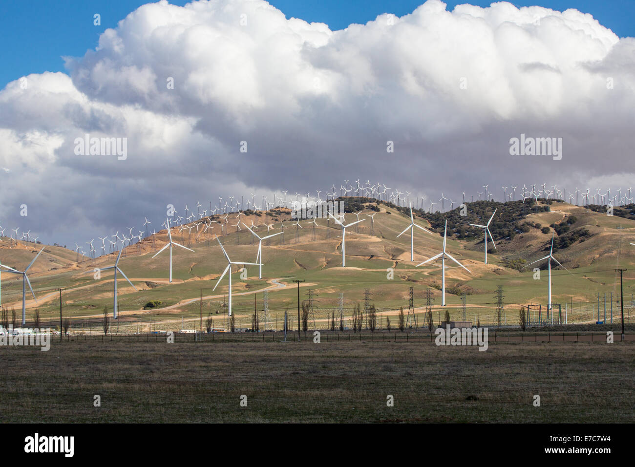 Ligne d'éoliennes les collines à l'extérieur de Bakersfield, en Californie. Banque D'Images