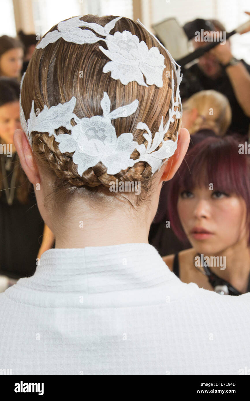 Londres, Royaume-Uni. 13 septembre 2014. Un make-up artist vérifie un modèle. Dans les coulisses du show Julien Macdonald à la London Fashion Week SS15 au Royal Opera House de Londres, en Angleterre. Photo : Alamy/CatwalkFashion Live News Banque D'Images