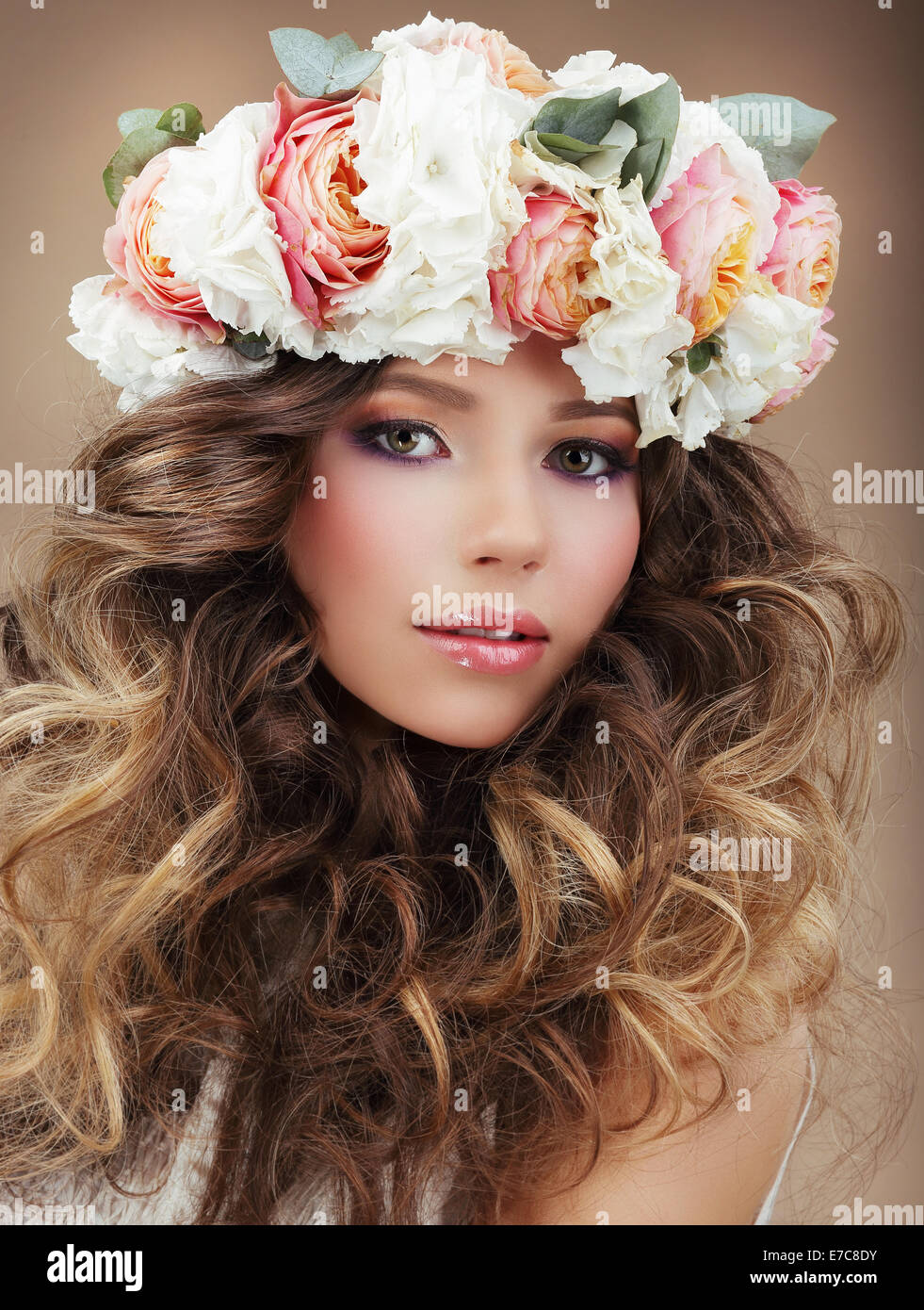 Femme romantique en guirlande de fleurs avec la peau parfaite et les cheveux crépus Banque D'Images