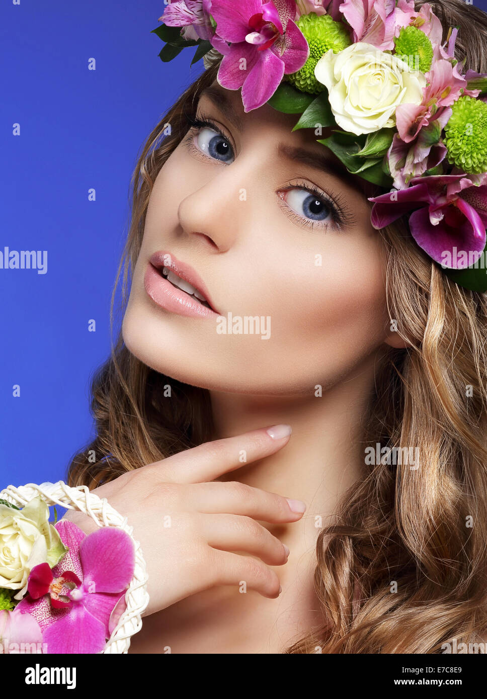 Superbe Femme avec bouquet de fleurs colorées Banque D'Images