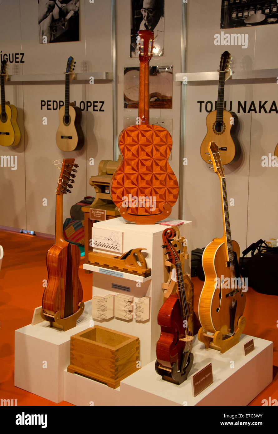 Guitares sur l'affichage à l'International guitar juste à la Foire et centre des congrès, l'Andalousie, Malaga. L'Espagne. Banque D'Images