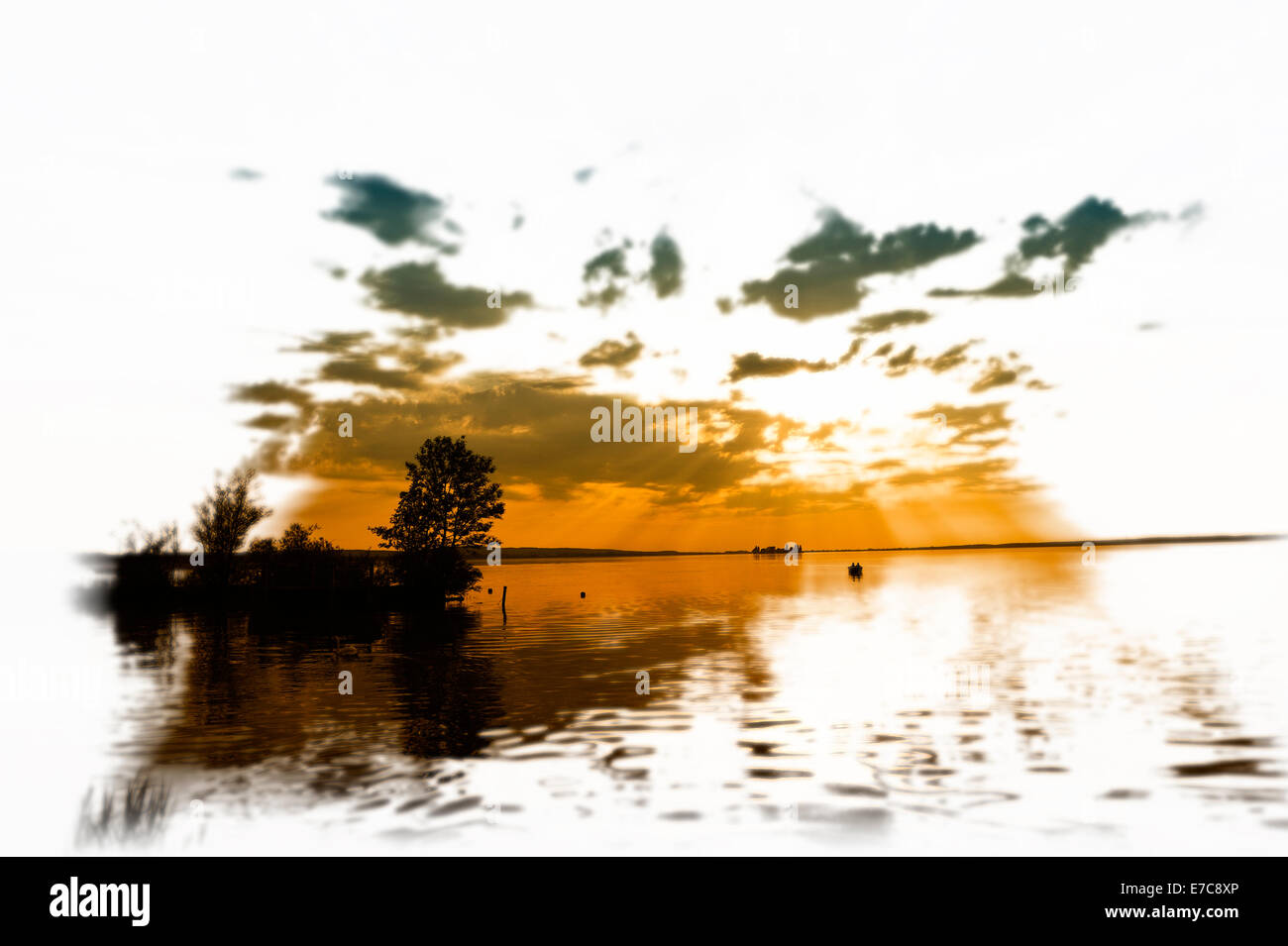 Les graphiques d'une dramatique ciel du soir au-dessus du lac avec une jetée en bois au premier plan, Steinhude Meer en Basse-Saxe. Banque D'Images