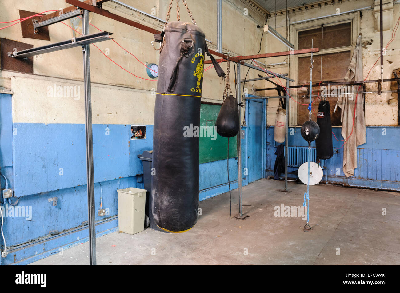 Équipement de boxe dans un club de boxe abandonnés Banque D'Images