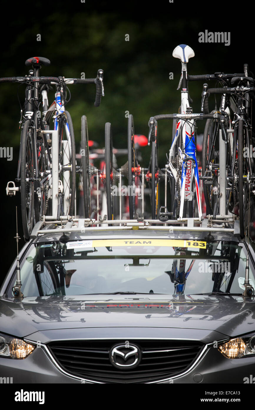 Fernhurst, UK. 13 Sep, 2014. Une voiture de l'équipe chargés de pièces de bicyclettes sur stade 7 (Camberley à Brighton) de la Tournée 2014 de la Grande-Bretagne. Crédit : Anthony Hatley/Alamy Live News Banque D'Images
