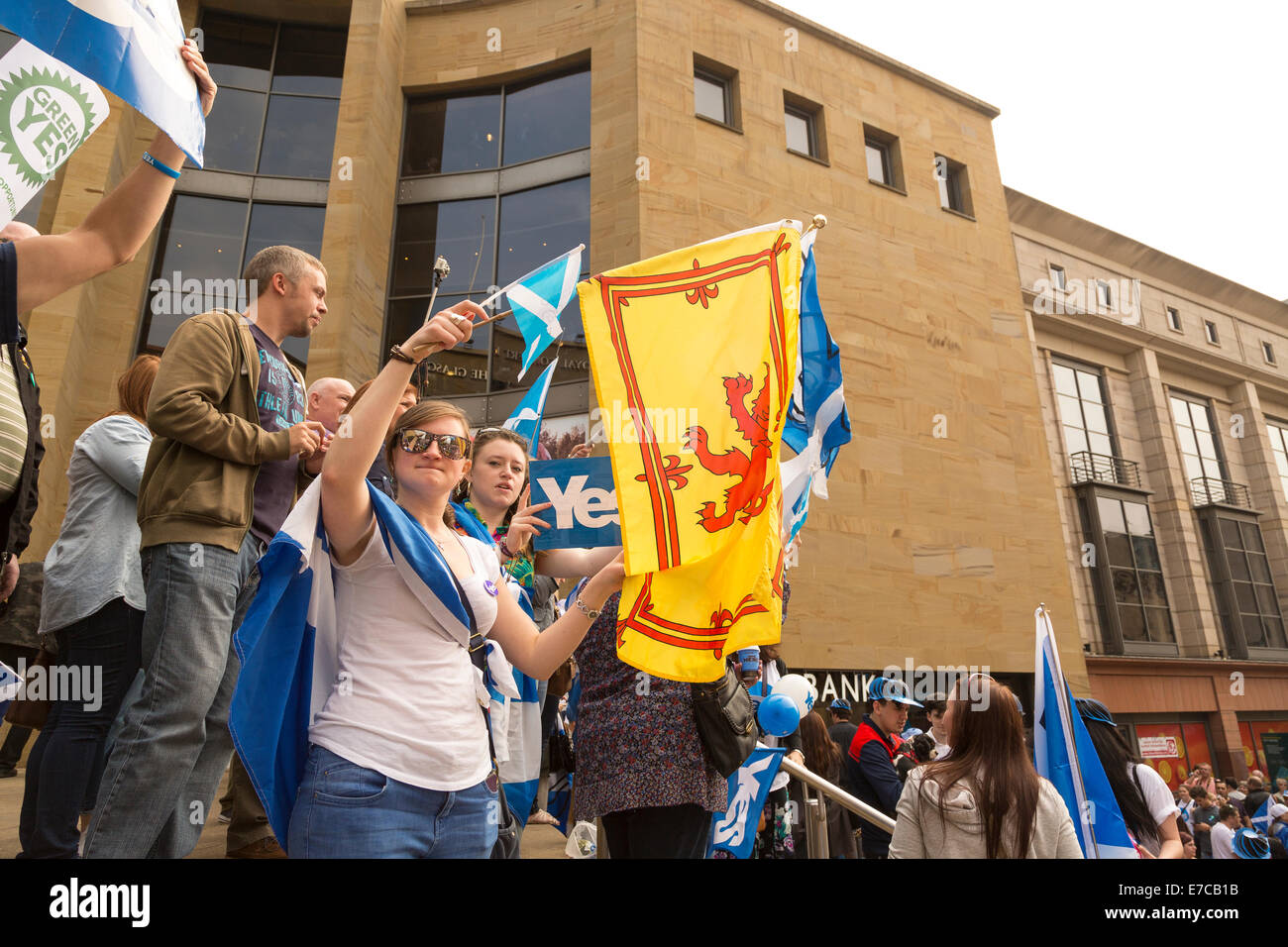 Buchanan Street, Glasgow, Scotland, UK. 13 sept 2014. Une grande foule s'abattre sur le centre-ville de Glasgow pour donner l'appui de la campagne Yes dans les prochains référendum sur l'indépendance de l'Écosse. Crédit : Paul Stewart/Alamy Live News Banque D'Images