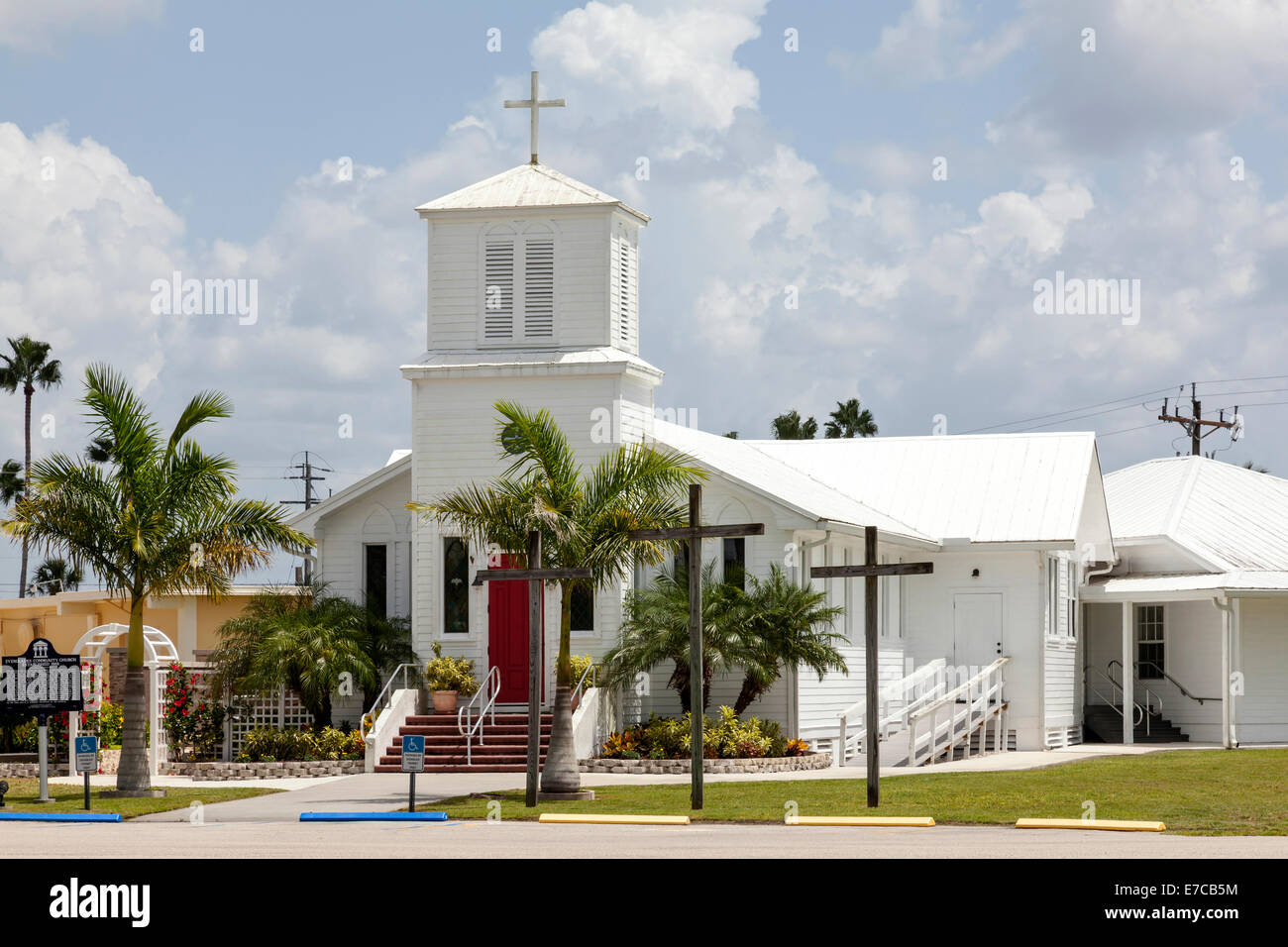 Trois croix rouge, porte d'entrée avant et clocher de l'église communautaire sur Broadway Avenue West à Everglades City, Floride USA. Banque D'Images