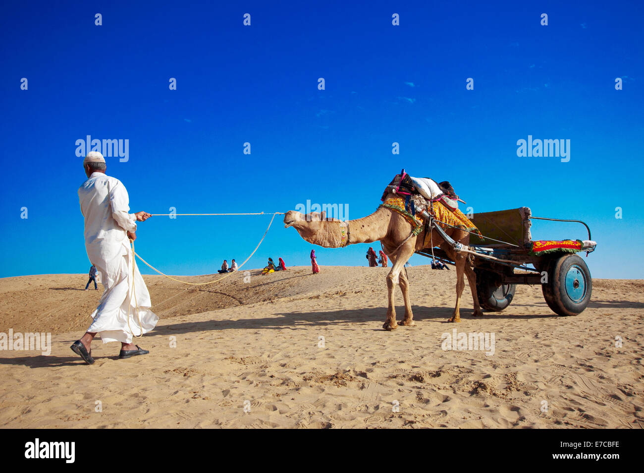 Au chamelier sur des dunes de sable de Sam Mai 25, 2013 à Jaisalmer, Inde. L'activité de chameau pour les touristes est une autre source de revenu. Banque D'Images