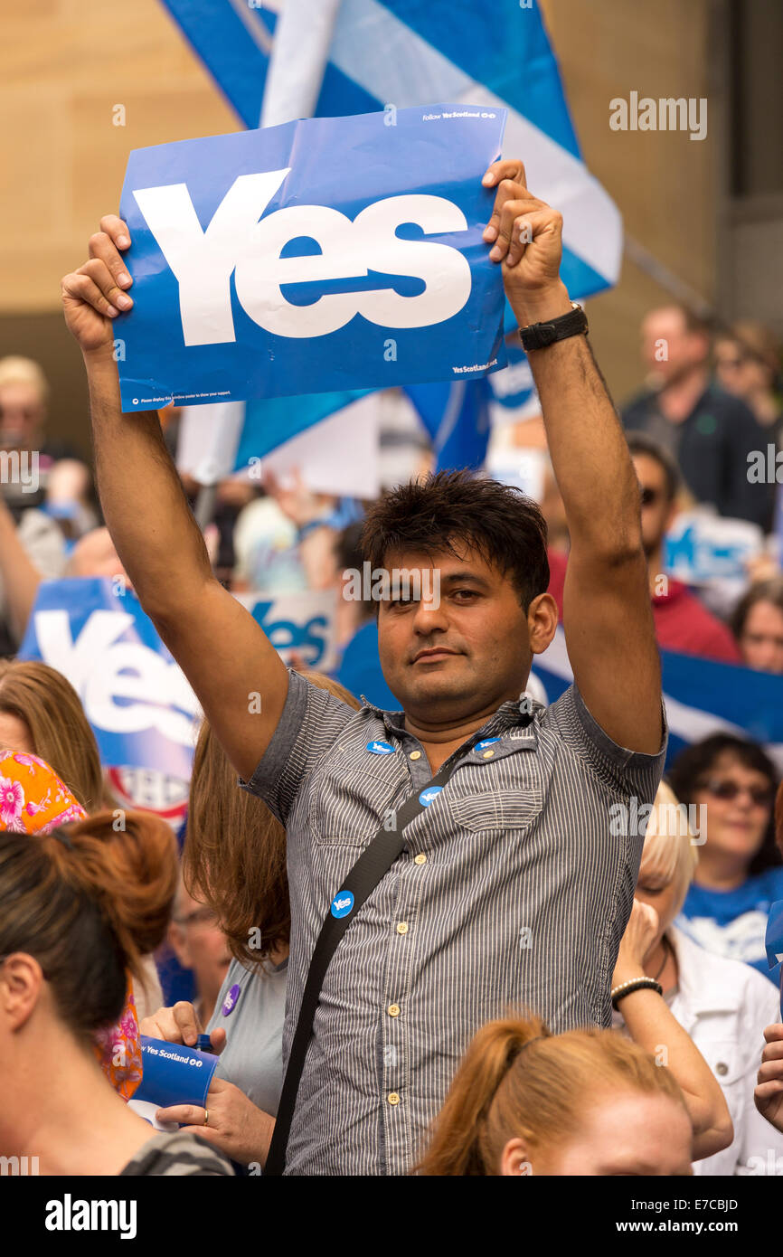 Buchanan Street, Glasgow, Scotland, UK. 13 sept 2014. Une grande foule s'abattre sur le centre-ville de Glasgow pour donner l'appui de la campagne Yes dans les prochains référendum sur l'indépendance de l'Écosse. Crédit : Paul Stewart/Alamy Live News Banque D'Images