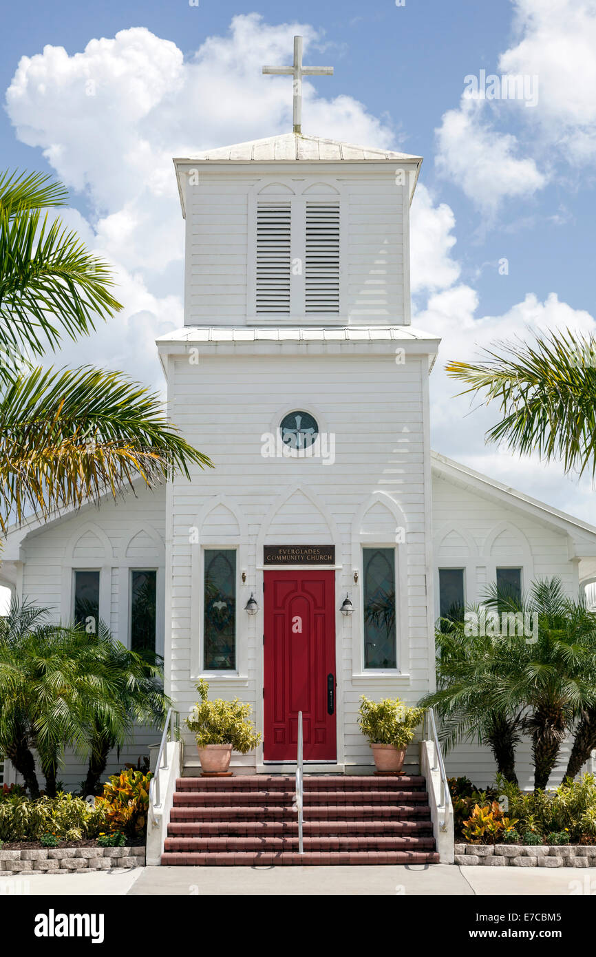 Porte d'entrée avant rouge et clocher de l'église communautaire sur Broadway Avenue West à Everglades City, Floride, USA. Banque D'Images